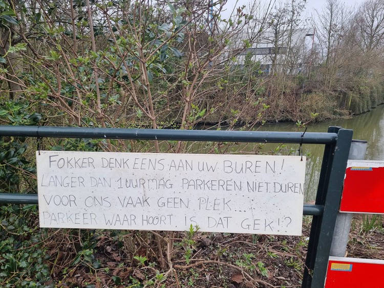 SGP en OP stellen vragen over overlast auto's van werknemers Fokker