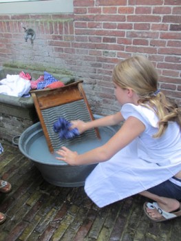 Buitenspelen in de tuin van Huis Van Gijn