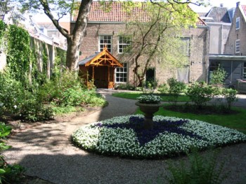 Rondleiding en High Tea in tuin Huis Van Gijn