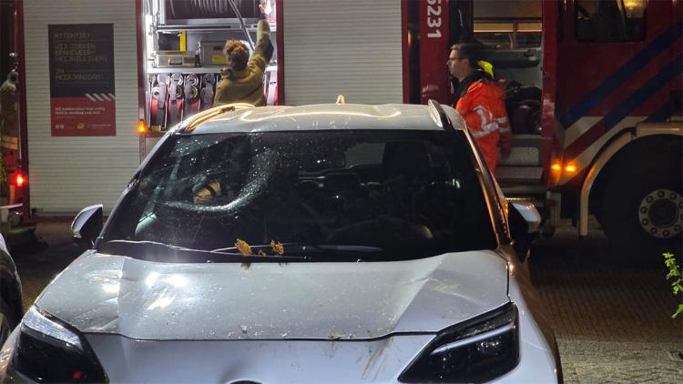 Stormschade veroorzaakt schade aan twee auto's Dorpsplein