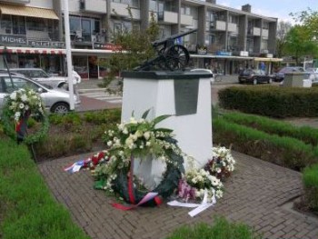 Kranslegging monument Damplein