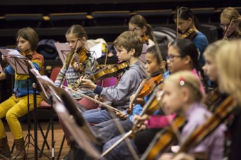 Leerlingen ToBe spelen in het Groot Meespeelorkest