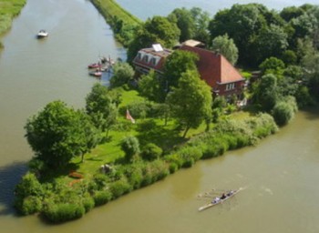 Buiten schilderen bij natuurvriendenhuis De Kleine Rug