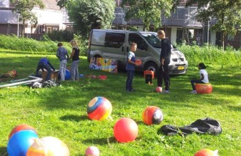 De Sport- en Spelbus staat op het Cruyff Court