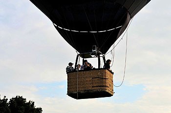 Luchtballonnen vertrekken vanuit het Vondelpark